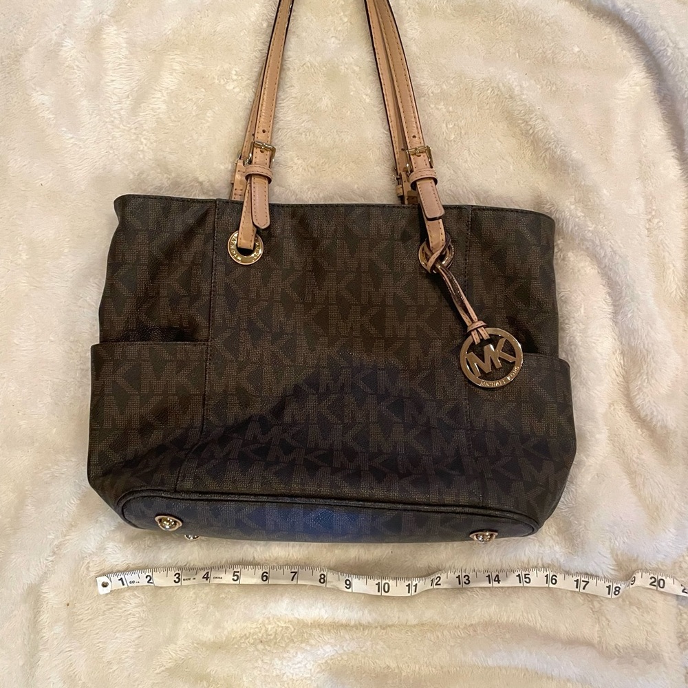 Michael Kors Jet Set shoulder bag.